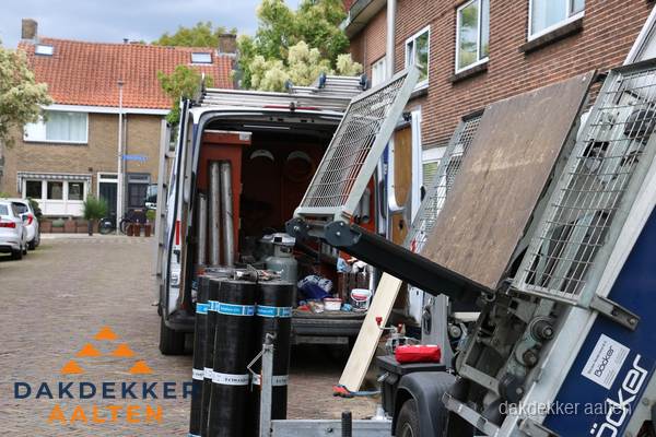 Dakdekkersbusje met materiaal en ladderlift voor dakpannen vervangen in Aalten Dakdekkersbusje met materiaal en ladderlift voor dakpannen vervangen in Aalten
