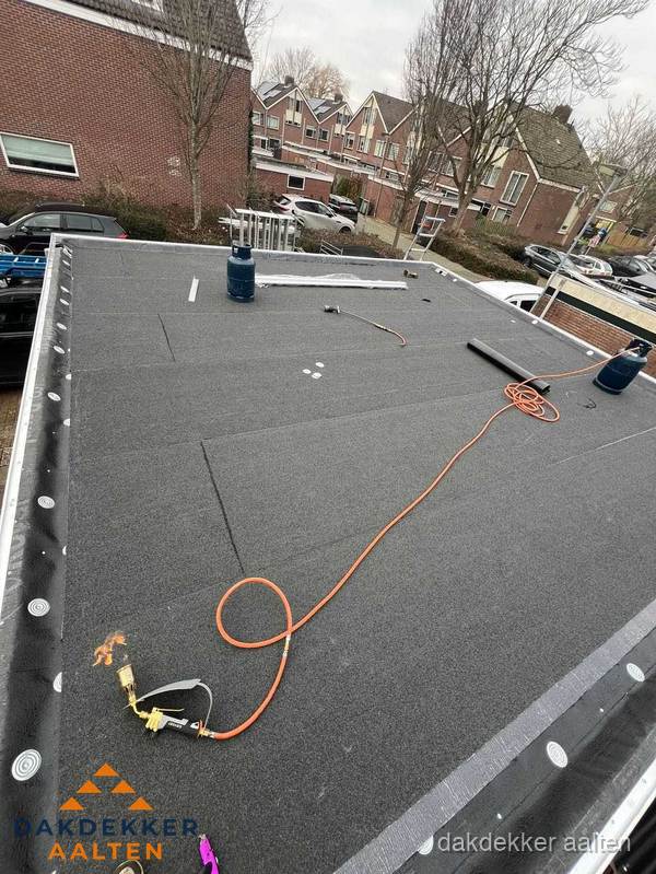 Afgewerkte dakrenovatie met bitumen op plat dak in Aalten Afgewerkte dakrenovatie met bitumen op plat dak in Aalten