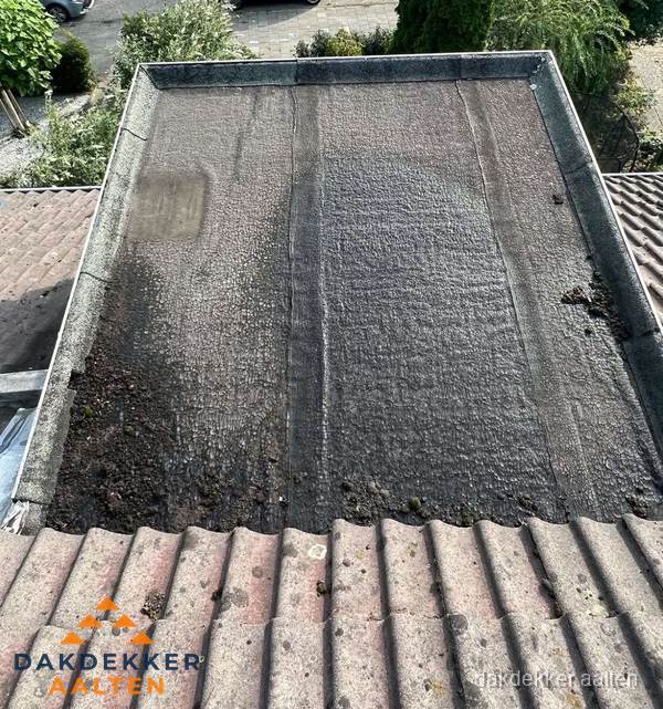 Verouderd plat dak met bitumen en slijtage voor lekkage inspectie in Aalten Verouderd plat dak met bitumen en slijtage voor lekkage inspectie in Aalten
