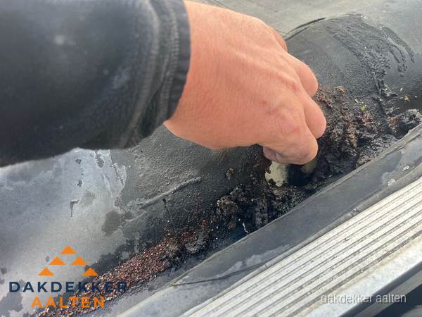 Schade aan bitumen dakbedekking op plat dak in Aalten Schade aan bitumen dakbedekking op plat dak in Aalten