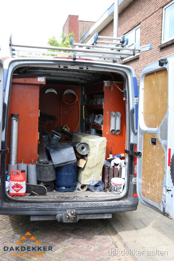 Bedrijfsbus van dakdekker met gereedschap en materialen in Aalten Bedrijfsbus van dakdekker met gereedschap en materialen in Aalten