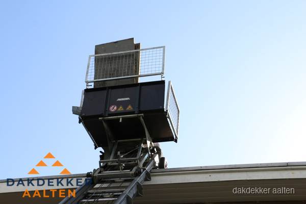 Dakdekkerslift voor materiaal transport bij dakwerkzaamheden in Aalten Dakdekkerslift voor materiaal transport bij dakwerkzaamheden in Aalten