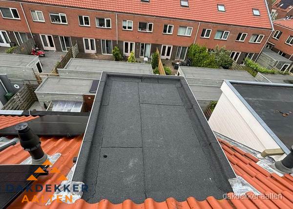 Plat dak met bitumen bedekking naast dakkapel in Aalten Plat dak met bitumen bedekking naast dakkapel in Aalten