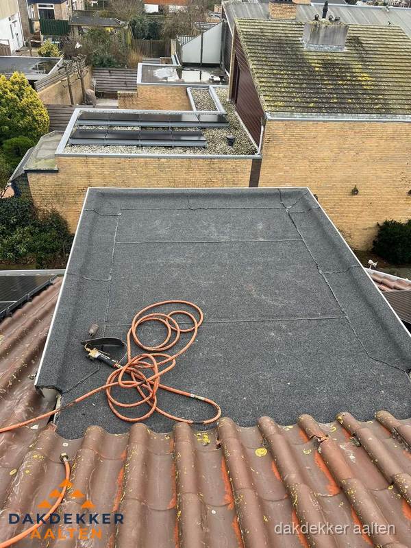 Reparatie aansluiting plat dak en schuin dak in Aalten Reparatie aansluiting plat dak en schuin dak in Aalten